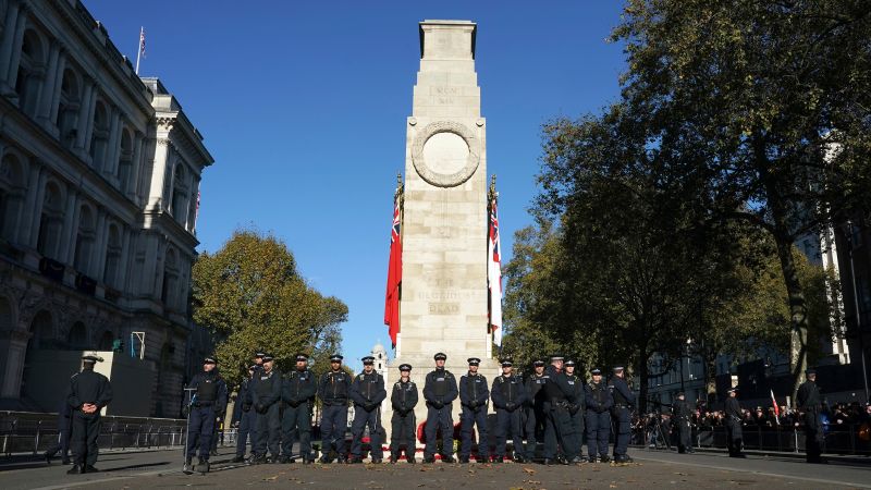 Manifestantes de extrema derecha guardan dos minutos de silencio para conmemorar el Día del Armisticio en Londres