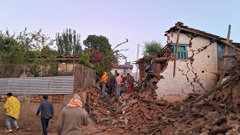 Un mortal terremoto sacude Nepal, destruye viviendas y mata al menos a 157 personas