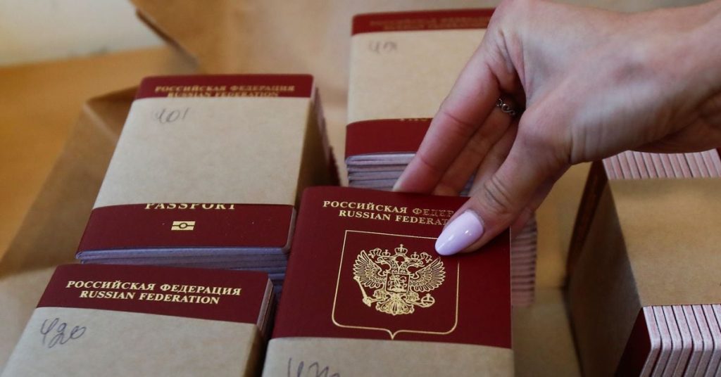 Impedir a los rusos viajar para entregar sus pasaportes en un plazo de cinco días