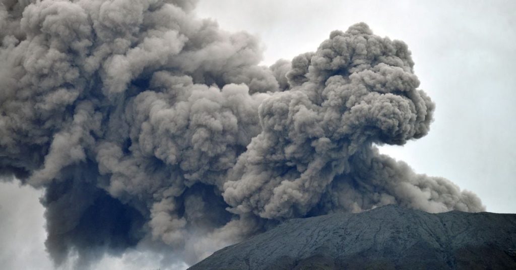 El volcán Marapi entra en erupción en Indonesia y mata a 11 escaladores;  12 desaparecidos