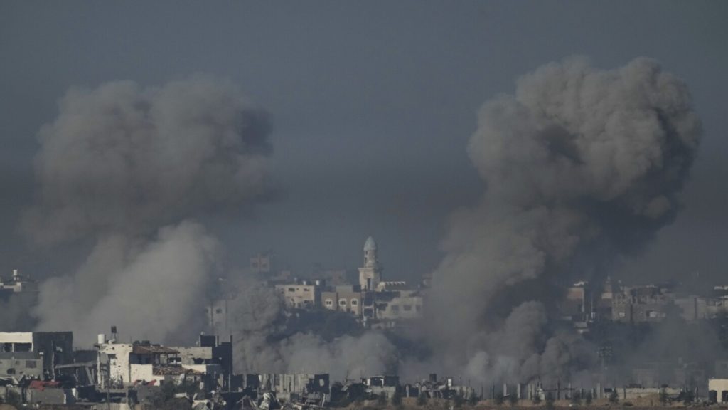 La guerra entre Israel y Hamás: informes de intensos bombardeos en el sur de la Franja de Gaza