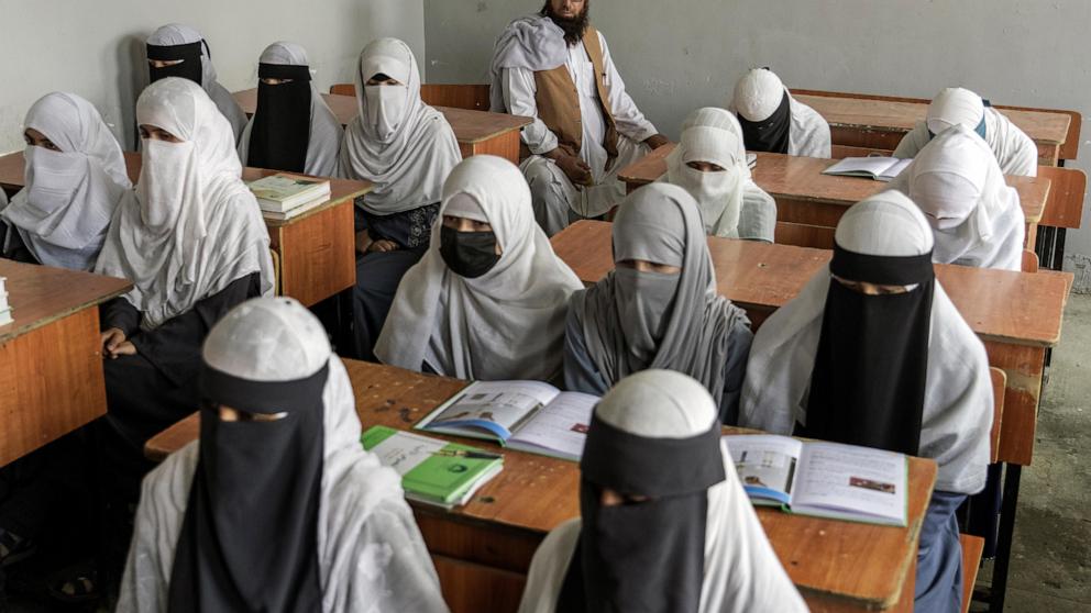 Las colegialas afganas terminan el sexto grado llorando.  Bajo el dominio talibán, su educación terminó