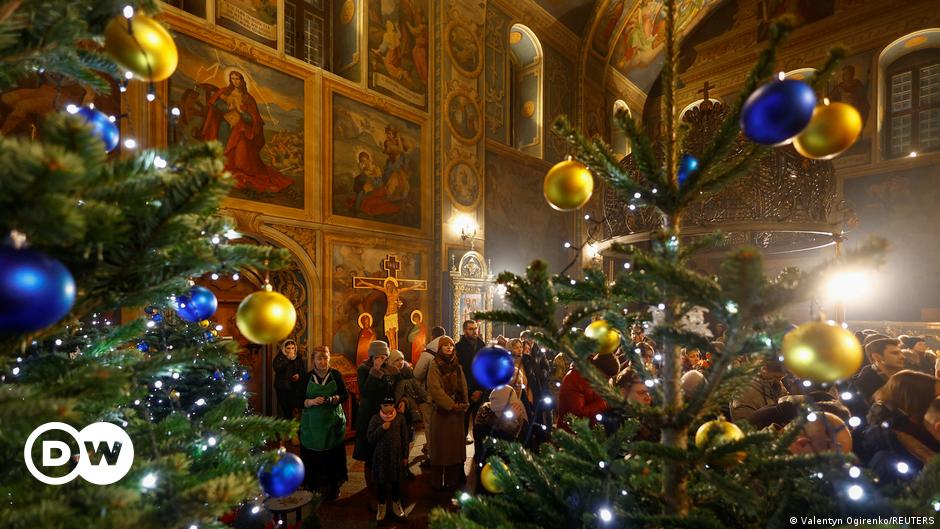 Los ucranianos celebran la primera Navidad el 25 de diciembre - DW - 25/12/2023