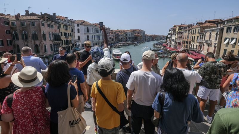 Venecia prohíbe oradores, paradas en puentes y grupos turísticos de más de 25 personas