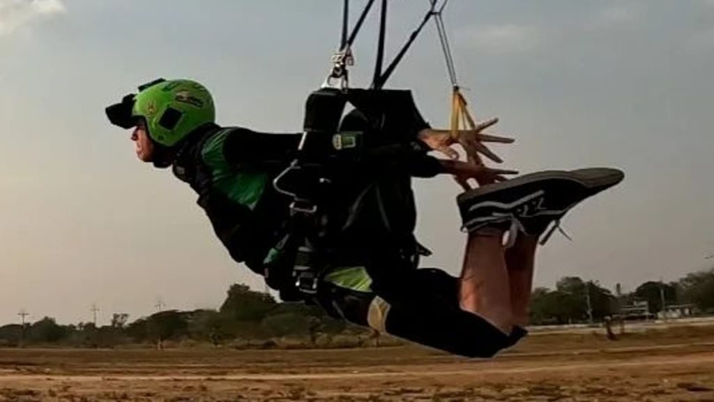 El hermano del temerario británico "amante de la diversión", de 33 años, revela un trágico error que "no dejó ninguna posibilidad" de abrir el paracaídas