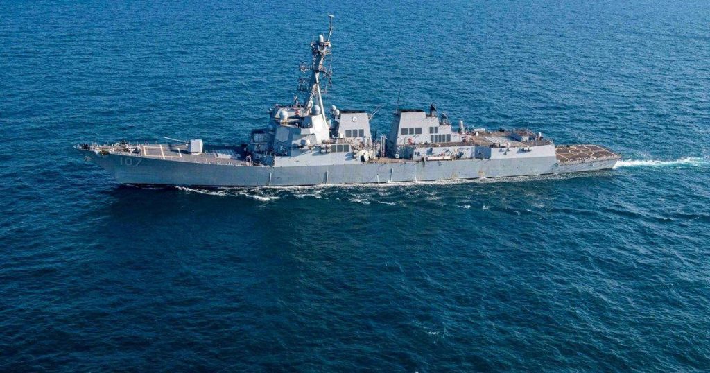 El Pentágono dice que se lanzó una ola de misiles y drones hutíes hacia buques de carga en el Mar Rojo.
