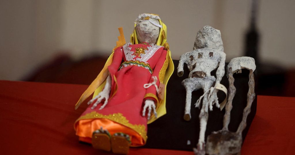 Expertos forenses han anunciado que los "alienígenas" encontrados en Perú son en realidad muñecos hechos de huesos