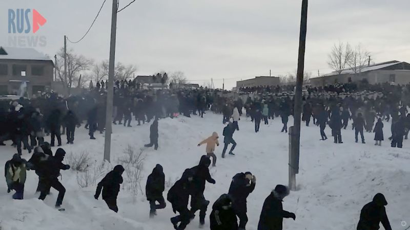 La policía antidisturbios rusa se enfrenta a los manifestantes tras la sentencia del activista Phil Alsinov