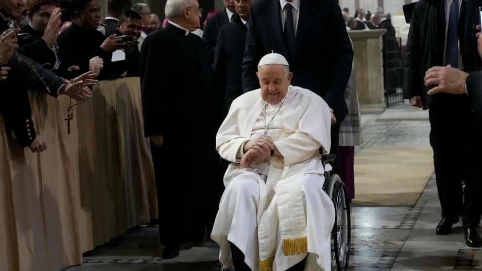 El Vaticano dijo que el Papa Francisco canceló una reunión con los diáconos de Roma porque tenía una gripe leve
