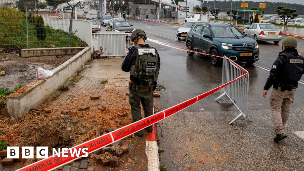 Israel lanzó ataques aéreos mortales contra el Líbano después de que misiles aterrizaran en una base militar.