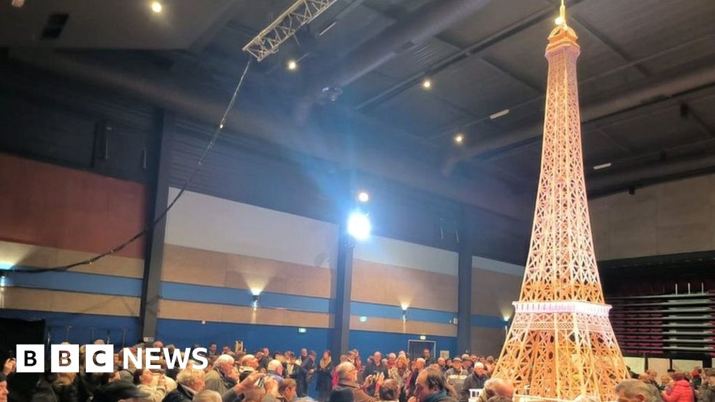 La exhibición habitual de una cerilla francesa en la Torre Eiffel fue descalificada por cerillas defectuosas