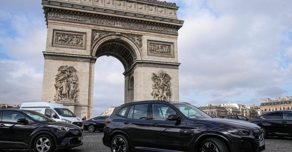 Los parisinos votan sobre el triple de tarifas de aparcamiento para algunos SUV