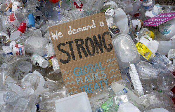 ARCHIVO - Una pancarta colocada entre plástico en una instalación de arte público afuera de la Conferencia de las Naciones Unidas sobre Plásticos el 23 de abril de 2024, en Ottawa, Ontario.  (Adrian Wild/The Canadian Press vía AP, archivo)