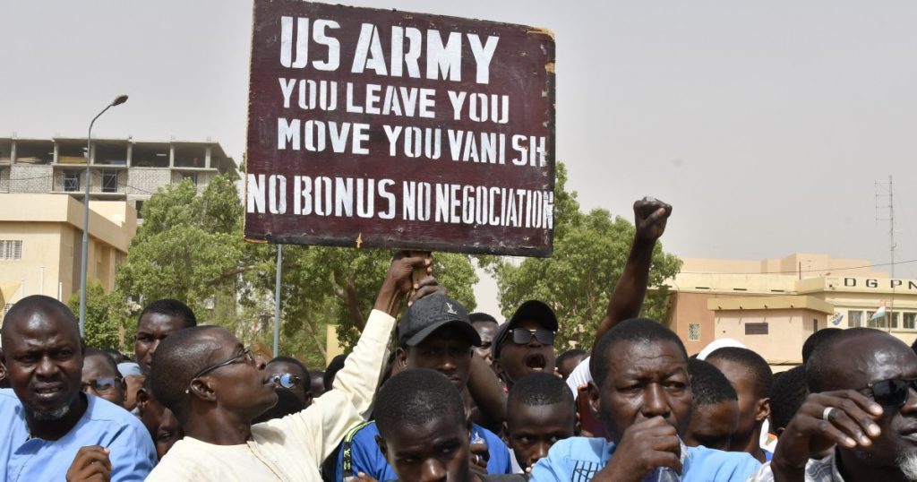 Cientos de personas protestan en Níger para exigir la salida de las fuerzas estadounidenses  noticias de protesta