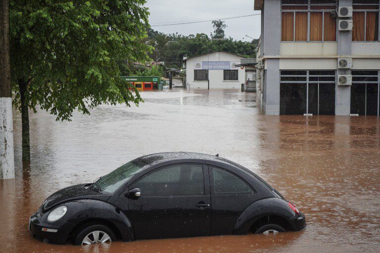 Las calles están inundadas después de las fuertes lluvias en São Sebastião do Cai, estado de Rio Grande do Sul, Brasil, el jueves 2 de mayo de 2024. (Foto AP/Carlos Macedo)