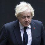 Elecciones locales en el Reino Unido: el ex primer ministro Boris Johnson se alejó del colegio electoral tras olvidar su documento de identidad